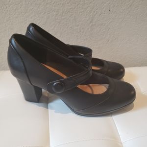 Bundle 2 pairs of dress shoes Clarks and Rockport